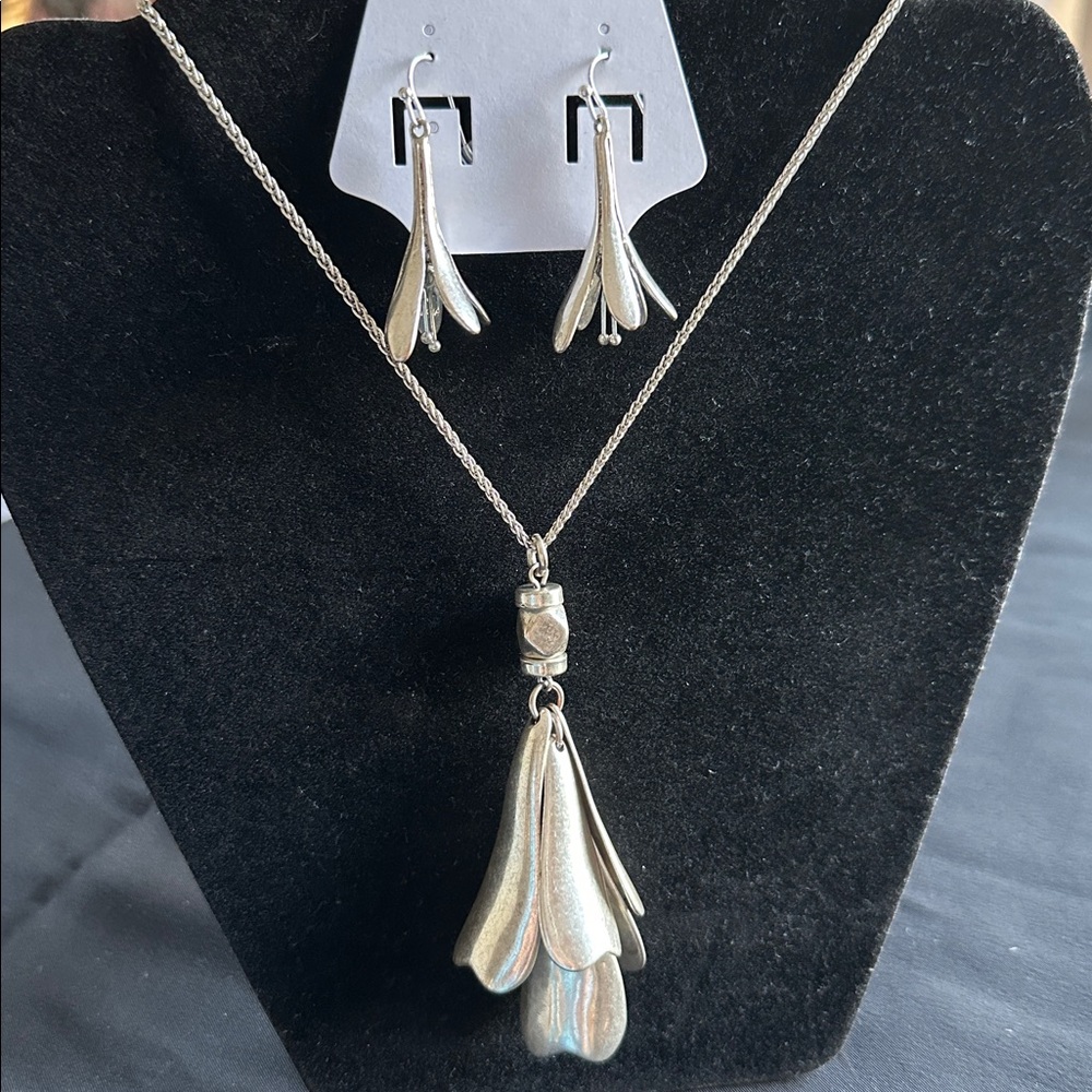 Lucky Brand EUC silvertone tulip necklace & earring set. Bolo chain w/ brand tag